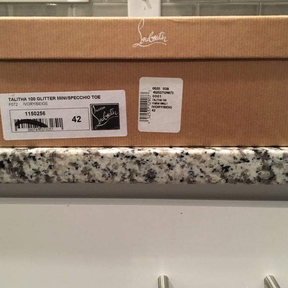 Christian Louboutin - Picture 8 of 8